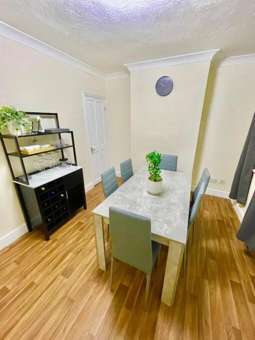Апартаменты Charter House With Good Wifi Чатам Экстерьер фото
