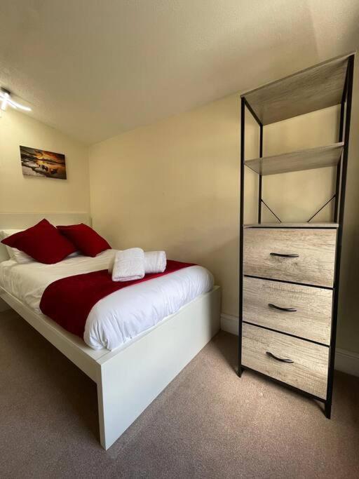 Апартаменты Charter House With Good Wifi Чатам Экстерьер фото